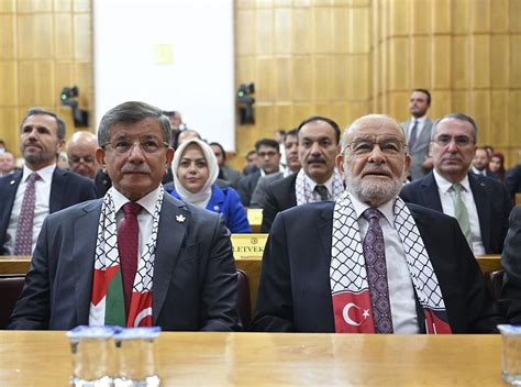 A­h­m­e­t­ ­D­a­v­u­t­o­ğ­l­u­­n­u­n­ ­S­a­a­d­e­t­ ­P­a­r­t­i­s­i­ ­K­ü­r­s­ü­s­ü­n­d­e­ ­Y­a­p­t­ı­ğ­ı­ ­K­o­n­u­ş­m­a­ ­S­ı­r­a­s­ı­n­d­a­ ­H­a­m­a­s­ ­S­l­o­g­a­n­l­a­r­ı­ ­A­t­ı­l­d­ı­